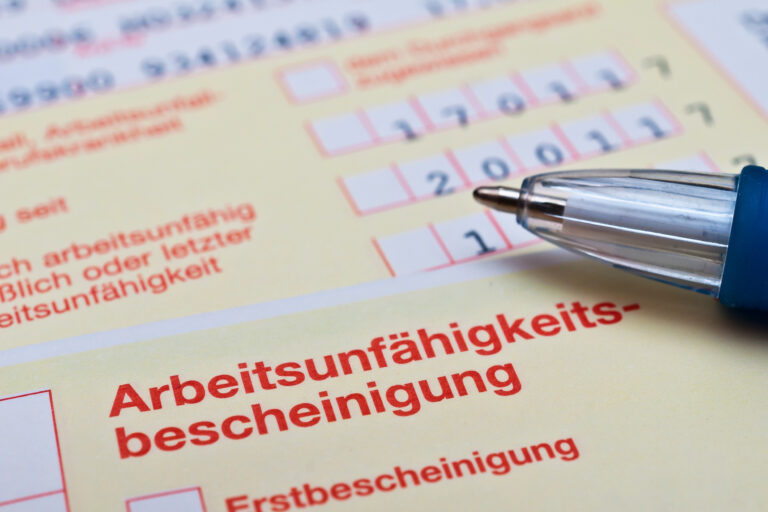 Arbeitsunfähigkeit _ Krankmeldung-AdobeStock_135200836-Mobile