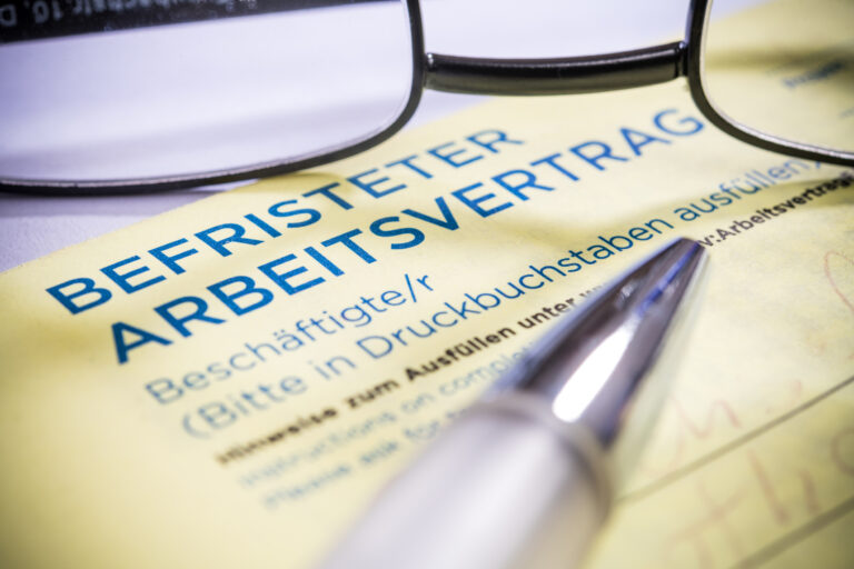 Befristeter Arbeitsvertrag Unterlagen-AdobeStock_219915979-Mobile
